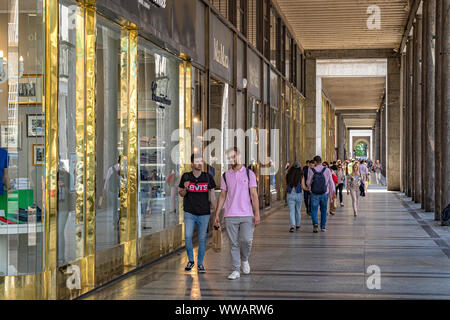 Persone che camminano lungo l'elegante portico di via Roma a Torino, Italia Foto Stock