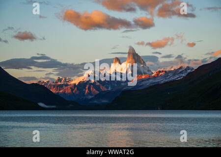 Vista ora d'oro del Fitz Roy mountain dal lago Desierto, El Chalten, Argentina Foto Stock