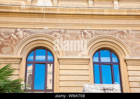 Dettaglio della facciata dell'Università di Roma La Sapienza Foto Stock