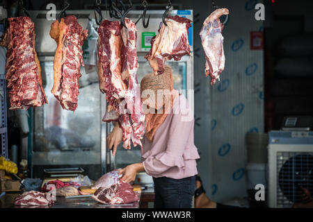 Xian, Cina - Luglio 2019 : Meatshop con Agnello e carcasse di mucca appeso a ganci nel quartiere musulmano della città di Xian, Provincia di Shaanxi Foto Stock