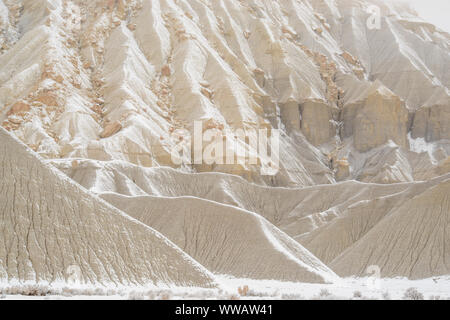 Neve fresca sui eroso buttes, Caineville, Utah, Stati Uniti d'America Foto Stock