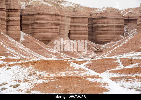 Neve fresca e arenarie erose, Hanksville, Utah, Stati Uniti d'America Foto Stock