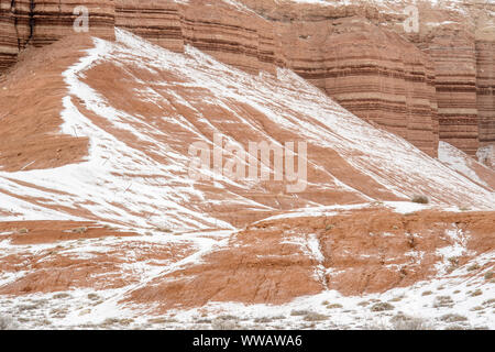 Neve fresca e arenarie erose, Hanksville, Utah, Stati Uniti d'America Foto Stock