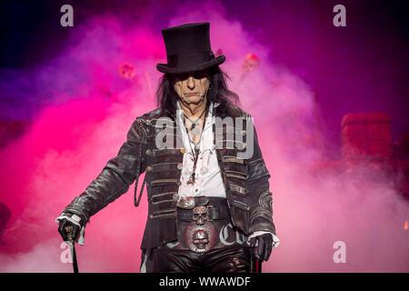 Berlino, Deutschland. Xiii Sep, 2019. 13.09.2019, la leggenda del rock Alice Cooper dà un concerto del suo " OL " gli occhi neri è indietro' - Tour 2019 nell'Max-Schmeling-Halle di Berlino. Venerdì il tredicesimo è la perfetta data per un urto mostrano a bilanciere. | Utilizzo di credito in tutto il mondo: dpa/Alamy Live News Foto Stock