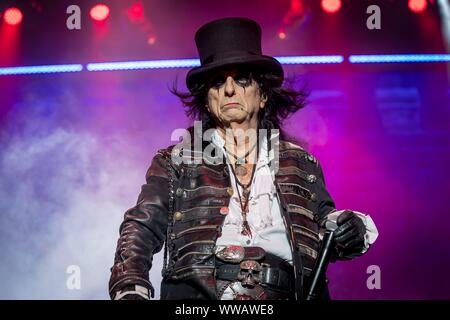 Berlino, Deutschland. Xiii Sep, 2019. 13.09.2019, la leggenda del rock Alice Cooper dà un concerto del suo " OL " gli occhi neri è indietro' - Tour 2019 nell'Max-Schmeling-Halle di Berlino. Venerdì il tredicesimo è la perfetta data per un urto mostrano a bilanciere. | Utilizzo di credito in tutto il mondo: dpa/Alamy Live News Foto Stock