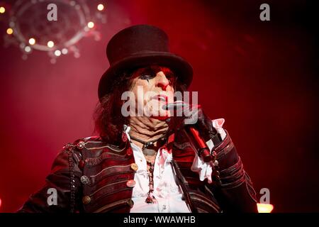 Berlino, Deutschland. Xiii Sep, 2019. 13.09.2019, la leggenda del rock Alice Cooper dà un concerto del suo " OL " gli occhi neri è indietro' - Tour 2019 nell'Max-Schmeling-Halle di Berlino. Venerdì il tredicesimo è la perfetta data per un urto mostrano a bilanciere. | Utilizzo di credito in tutto il mondo: dpa/Alamy Live News Foto Stock