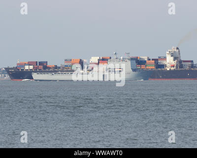 Sheerness, Kent, Regno Unito. Xiv Sep, 2019. RFA Lyme Bay visto uscire il Tamigi a Sheerness dopo aver sostenuto London International Shipping settimana a Greenwich. RFA Lyme Bay è una baia di classe atterraggio ausiliario nave dock della British Royal ausiliario della flotta in grado di erogare una significativa forza di combattimento in qualsiasi parte del mondo. Credito: James Bell/Alamy Live News Foto Stock