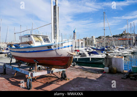 Barca dei pescatori sottoposti a riparazioni, Le Vieux Port, Marseille, Bouches-du-Rhône, PACA, Francia Foto Stock