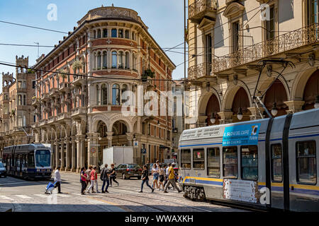 I tram di Torino passano attraverso eleganti edifici barocchi in via Pietro Micca a Torino, Italia Foto Stock