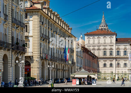 Edicola nell'elegante Piazza Castello di Torino Foto Stock