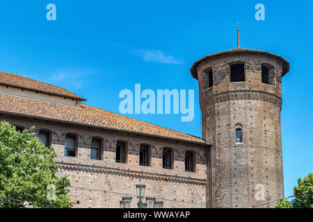 Una delle torri in mattoni del castello medievale sul retro di Palazzo Madama, un castello in parte medievale e in parte barocco costruito nel XIII secolo, Torino Foto Stock