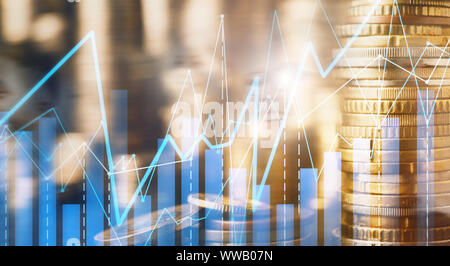Doppia esposizione di monete e stack grafico finanziario Foto Stock