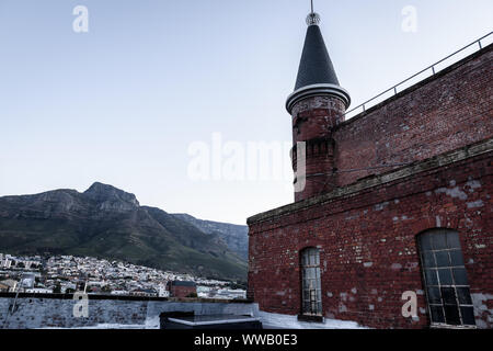 La guglia della vecchia fabbrica di birra castello costruito nel 1901 in Cape Town City sobborgo di Woodstock in Sud Africa Foto Stock