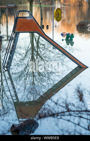 Far scorrere su un invaso il parco giochi con riflesso nell'acqua. Scena dalle sponde del Reno. Foto Stock