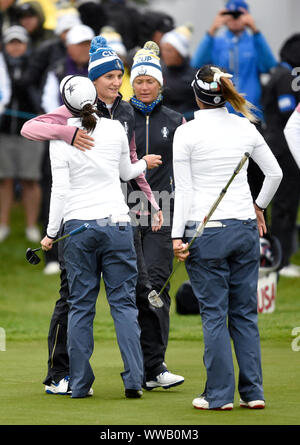 Il Team USA il Brittany Altomare (sinistra) e Annie Park (sinistra) console di Team Europe's Anne Van Dam (seconda a sinistra) e Suzann Pettersen sulla diciottesima dopo il match Fourball il giorno due del 2019 Solheim Cup a Gleneagles Golf Club, Auchterarder. Foto Stock