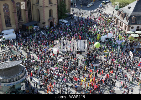 Francoforte, Germania. 14 settembre 2019. Migliaia di persone si sono riunite nel centro della città di Francoforte per l'apertura del rally. Circa 25.000 attivisti del clima hanno protestato fuori del 2019 Internationale Automobil-Ausstellung (IAA) contro le automobili e per un migliore sistema di trasporto pubblico e delle condizioni per il trasporto di biciclette. 18.00 di loro ha preso parte in un rally di biciclette provenienti da diverse città in una più ampia area di Reno-meno a Francoforte. Foto Stock