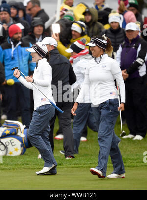 Il Team USA il Brittany Altomare (sinistra) e Annie Park festeggiare il diciottesimo dopo aver vinto il match Fourball il giorno due del 2019 Solheim Cup a Gleneagles Golf Club, Auchterarder. Foto Stock