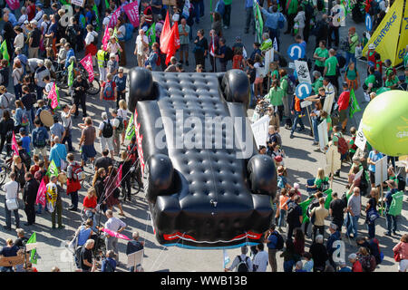 Francoforte, Germania. 14 settembre 2019. Migliaia di persone si sono riunite nel centro della città di Francoforte per l'apertura del rally. Circa 25.000 attivisti del clima hanno protestato fuori del 2019 Internationale Automobil-Ausstellung (IAA) contro le automobili e per un migliore sistema di trasporto pubblico e delle condizioni per il trasporto di biciclette. 18.00 di loro ha preso parte in un rally di biciclette provenienti da diverse città in una più ampia area di Reno-meno a Francoforte. Foto Stock