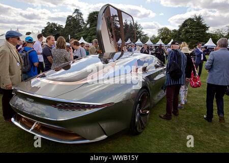 Bentley celebra i suoi cento anni con la sua visione del futuro con il loro incredibile concept car l'EXP 100 GT al 2019 Concours d' eleganza Foto Stock
