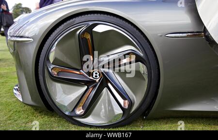 Bentley celebra i suoi cento anni con la sua visione del futuro con il loro incredibile concept car l'EXP 100 GT al 2019 Concours d' eleganza Foto Stock