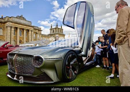 Bentley celebra i suoi cento anni con la sua visione del futuro con il loro incredibile concept car l'EXP 100 GT al 2019 Concours d' eleganza Foto Stock