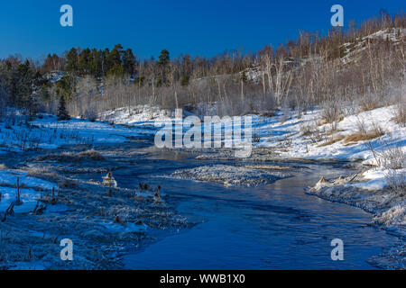 Junction Creek a inizio primavera, maggiore Sudbury, Ontario, Canada Foto Stock