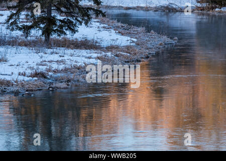 Junction Creek a inizio primavera, maggiore Sudbury, Ontario, Canada Foto Stock