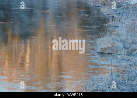 Junction Creek a inizio primavera, maggiore Sudbury, Ontario, Canada Foto Stock