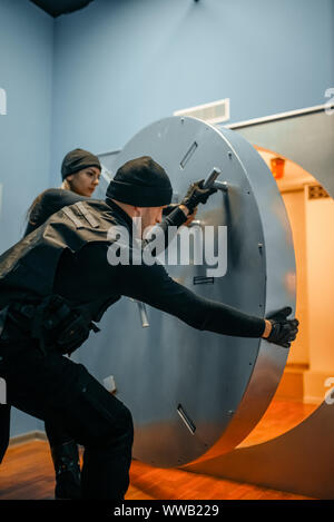 Ladri di colore nero uniforme archivio di apertura porta Foto Stock