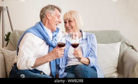 Amorevole coppia senior di bere il vino in casa Foto Stock