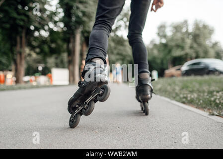Pattinaggio, skater laminazione, vista posteriore sulle gambe Foto Stock