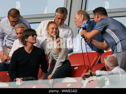Leipzig, Germania. Xiv Sep, 2019. Leipzig, Germania. Xiv Sep, 2019. DFB headcoach Joachim Jogi LOEW, LÖW, rende selfie con ventole RB LEIPZIG - FC Bayern Munich - DFL REGOLAMENTI VIETANO QUALSIASI USO DI FOTOGRAFIE come sequenze di immagini e/o quasi-VIDEO - 1.della Lega calcio tedesca, Lipsia, Germania, Settembre 14, 2019 stagione 2018/2019, giornata 4, FCB, Red Bull, München Credito: Peter Schatz/Alamy Live News Credito: Peter Schatz/Alamy Live News Foto Stock