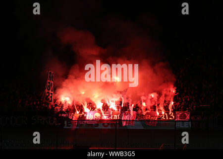 Bruges, Belgio - 14 settembre: Club dei sostenitori di masterizzare i fuochi d'artificio durante la Jupiler Pro League Match Day 7 tra Cercle Brugge e Club Brugge il 14 settembre 2019 a Bruges, Belgio. (Foto di Vincent Van Doornick/Isosport) Foto Stock