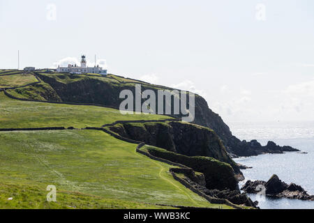 Sumburgh Head Lighthouse, RSPB Sumburgh Head, Continentale, le isole Shetland, Scotland, Regno Unito Foto Stock