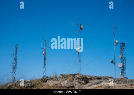 Gruppo di antenne, parabole satellitari per telecomunicazioni, trasmissione televisiva, cellulari, radio e tv satellitare. Elettromagnetica e po ambientale Foto Stock