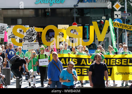 Francoforte, Germania. Xiv Sep, 2019. I manifestanti portano grandi personaggi che leggere 'STOP SUV'. Circa 25.000 attivisti del clima hanno protestato fuori del 2019 Internationale Automobil-Ausstellung (IAA) contro le automobili e per un migliore sistema di trasporto pubblico e delle condizioni per il trasporto di biciclette. 18.00 di loro ha preso parte in un rally di biciclette provenienti da diverse città in una più ampia area di Reno-meno a Francoforte. (Foto di Michael Debets/Pacific Stampa) Credito: Pacific Press Agency/Alamy Live News Foto Stock