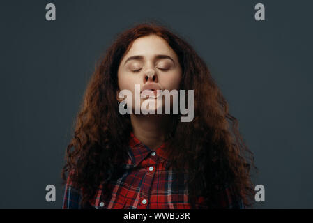 Donna di crazy volto schiacciato sul vetro trasparente Foto Stock