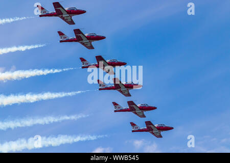 Royal Canadian Air Force Snowbirds del jet in volo aerei da combattimento in occasione del settantesimo anniversario Canadian International Air Show. Foto Stock