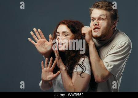 Giovane facce schiacciato sul vetro, funny emozione Foto Stock