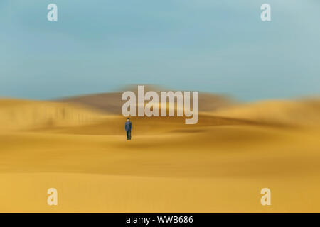 Uomo in dune del deserto , Cina Foto Stock