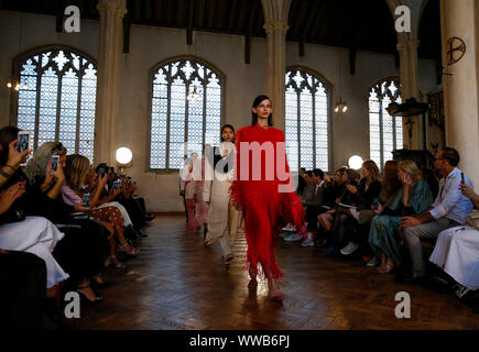 Londra, Regno Unito. Xiv Sep, 2019. I modelli a piedi la pista al Sharon Wauchob visualizza durante la London Fashion Week di Londra, Gran Bretagna, sul Sett. 14, 2019. Credito: Han Yan/Xinhua/Alamy Live News Foto Stock