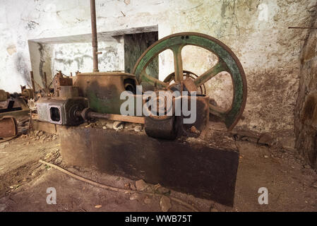 Vecchio abbandonato macchine utensili industriali e metallo arrugginito attrezzature in fabbrica abbandonata . Foto Stock
