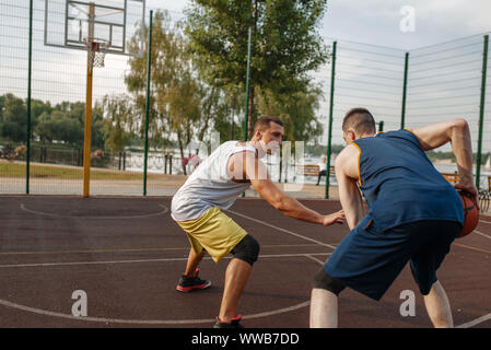 I giocatori di basket Gioca partita intensa per esterno Foto Stock