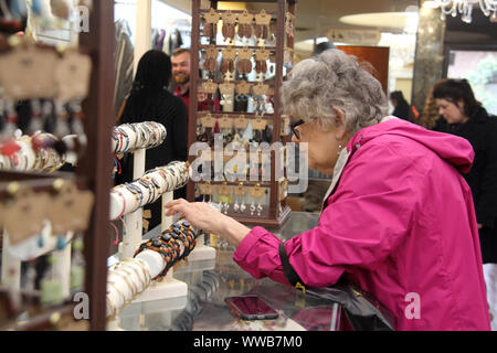 Virginia, Stati Uniti d'America. Donna anziana shopping per bracciali in gioielleria. Foto Stock