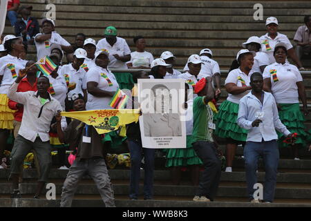 Harare, Zimbabwe. Xiv Sep, 2019. Le persone che frequentano Robert Mugabe funerali di stato di Harare, Zimbabwe, sul Sett. 14, 2019. Dignitari inclusi ex e attuale leader africani il sabato ha reso omaggio al tardo ex Presidente dello Zimbabwe Robert Mugabe al funerale di stato ad Harare. Credito: Chen Yaqin/Xinhua Foto Stock