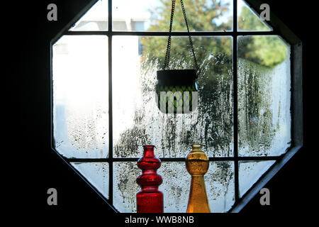 Colorati oggetti decorativi a finestra di casa Foto Stock