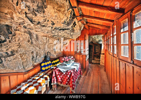 All'interno del monastero Santo di Kipina, "sospese" da una scogliera in Tzoumerka regione montagnosa, Ioannina, Epiro. Foto Stock