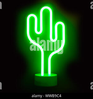 Il Neon verde cactus lampada a LED su sfondo nero Foto stock - Alamy