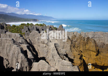 Punakaiki Pancake Rocks e soffiature a piedi, Paproa, Nuova Zelanda Foto Stock