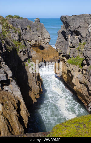 Punakaiki Pancake Rocks e soffiature a piedi, Paproa, Nuova Zelanda Foto Stock